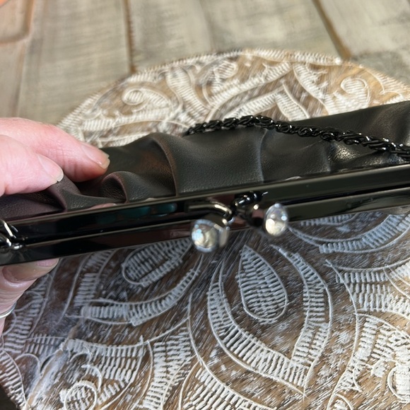 JESSICA MCCLINTOCK LEATHER GRAY KISS LOCK BLACK CHAIN STRAP EVENING BAG - Picture 4 of 12